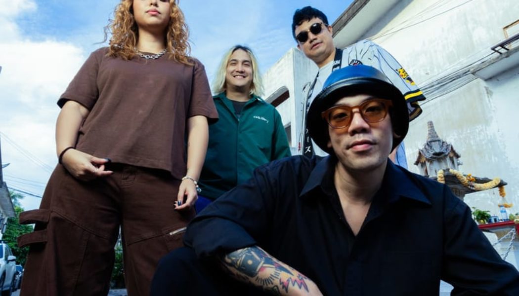 Rosalyn Brings Intimacy and Atmosphere Through Music