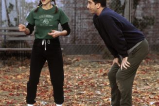 The 90's Layered T-Shirt Trend to Pair With Jeans in Winter