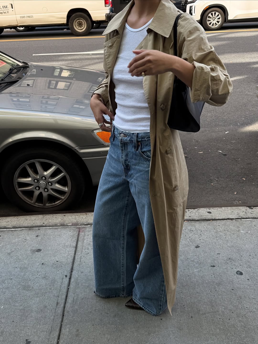 woman wearing fall loose and long denim trend 2025