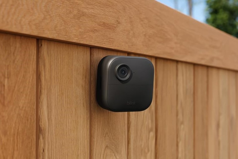 Blink outdoor 4 mounted on wooden fence