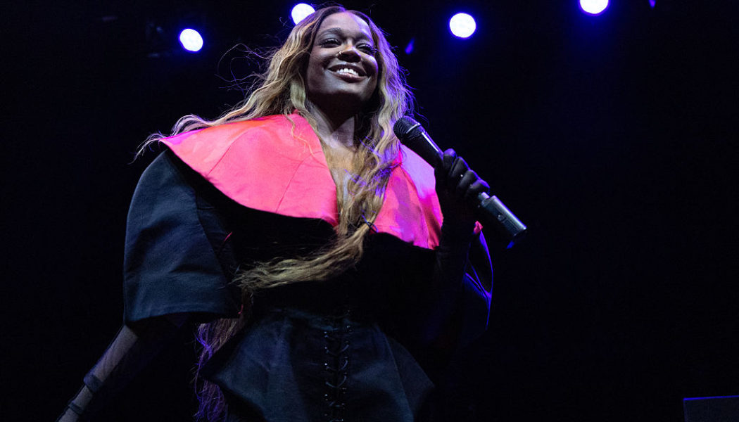 Chicken Bone Thrower Azealia Banks Tries On Islamphobia For Size