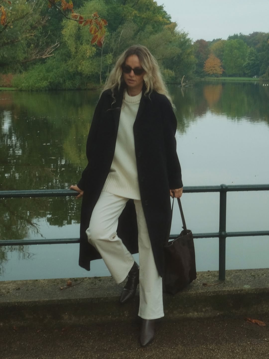 @anoukyve wearing white jumper and jeans