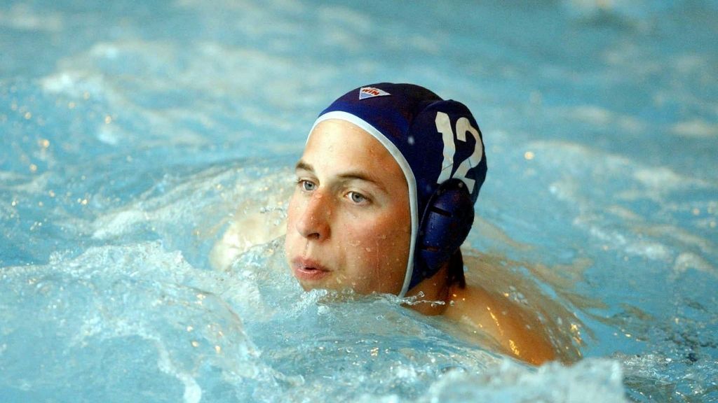 Prinz William spielte während seiner Universitätszeit Wasserball. Während sich weibliche Fans damals freuten, kann man heute über die Schnappschüsse schmunzeln. Ein Prinz mit Badekappe - wie niedlich. (Foto)