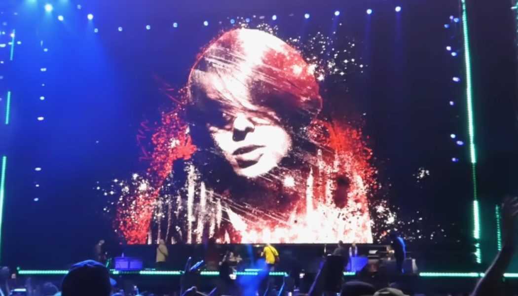 Oasis Pay Tribute to "Mani" with Performances of "Live Forever" and "Rock 'N' Roll Star" in Brasil