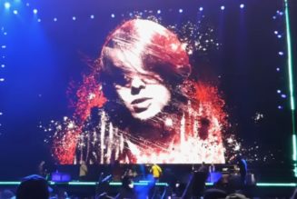 Oasis Pay Tribute to "Mani" with Performances of "Live Forever" and "Rock 'N' Roll Star" in Brasil