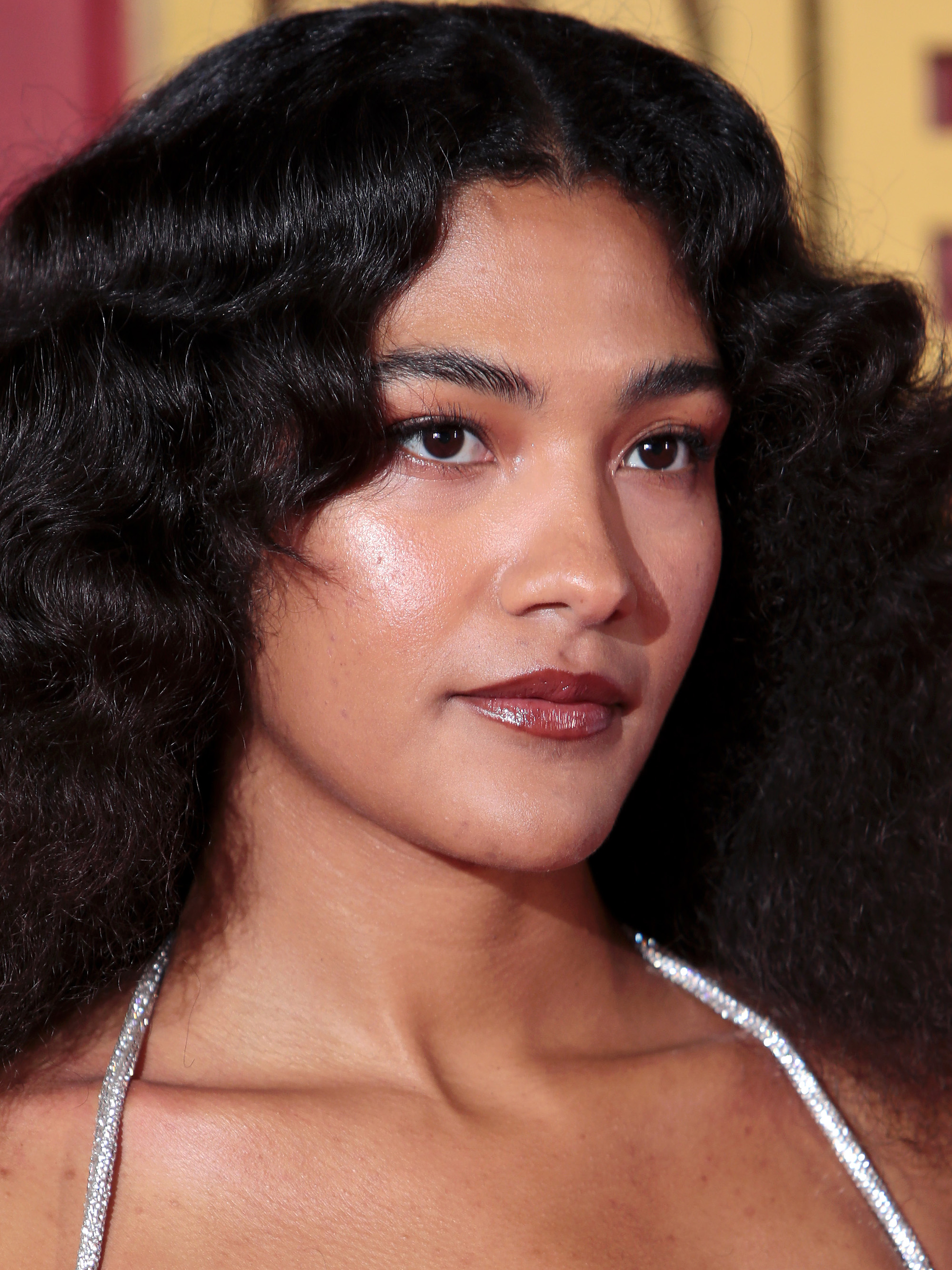 Olivia Dean attends the &quot;Bridget Jones: Mad About The Boy&quot; World Premiere with a bold, mahogany lip and full brows