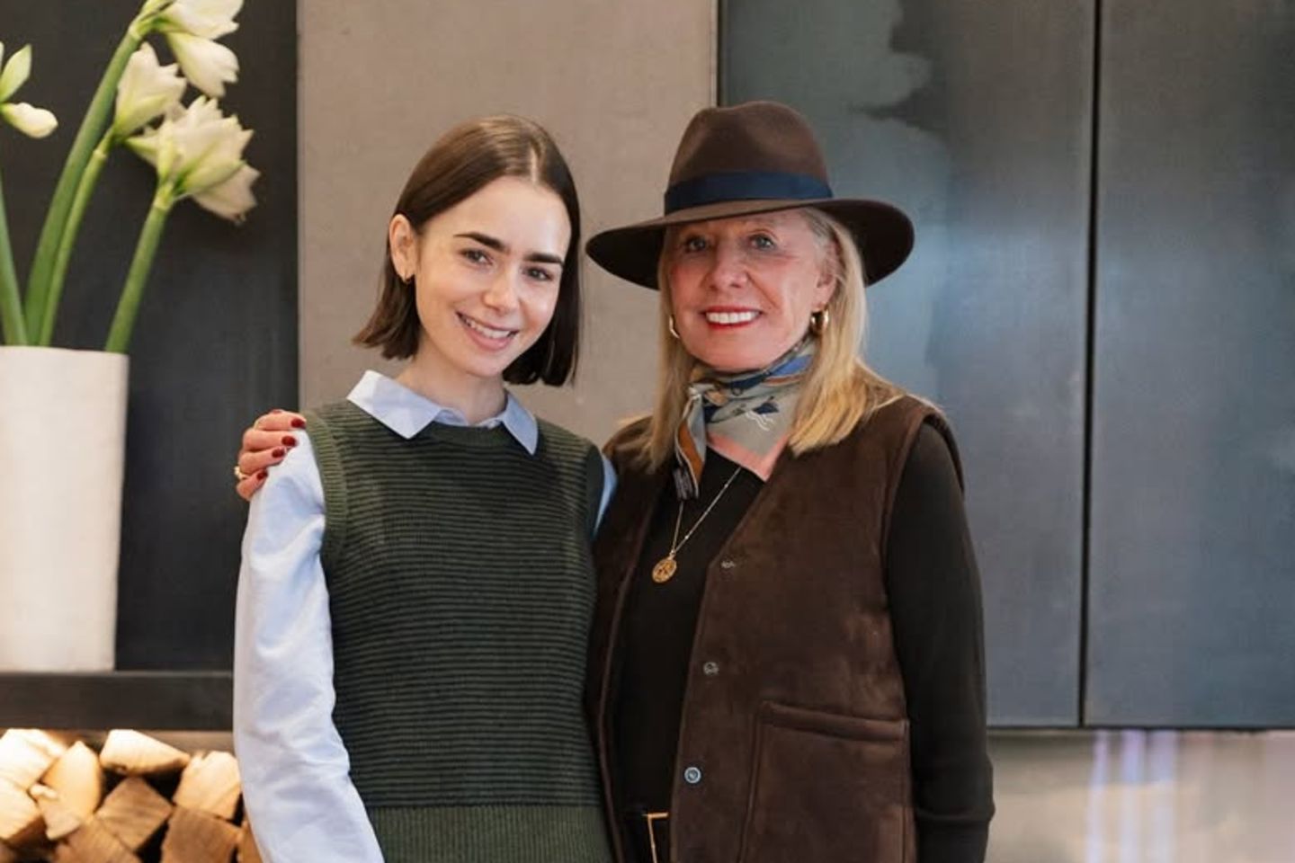 "Emily in Paris"-Star Lily Collins verbrachte einen Familienurlaub in den Cotswolds und besuchte auch "The Club" von Carole Bamford.