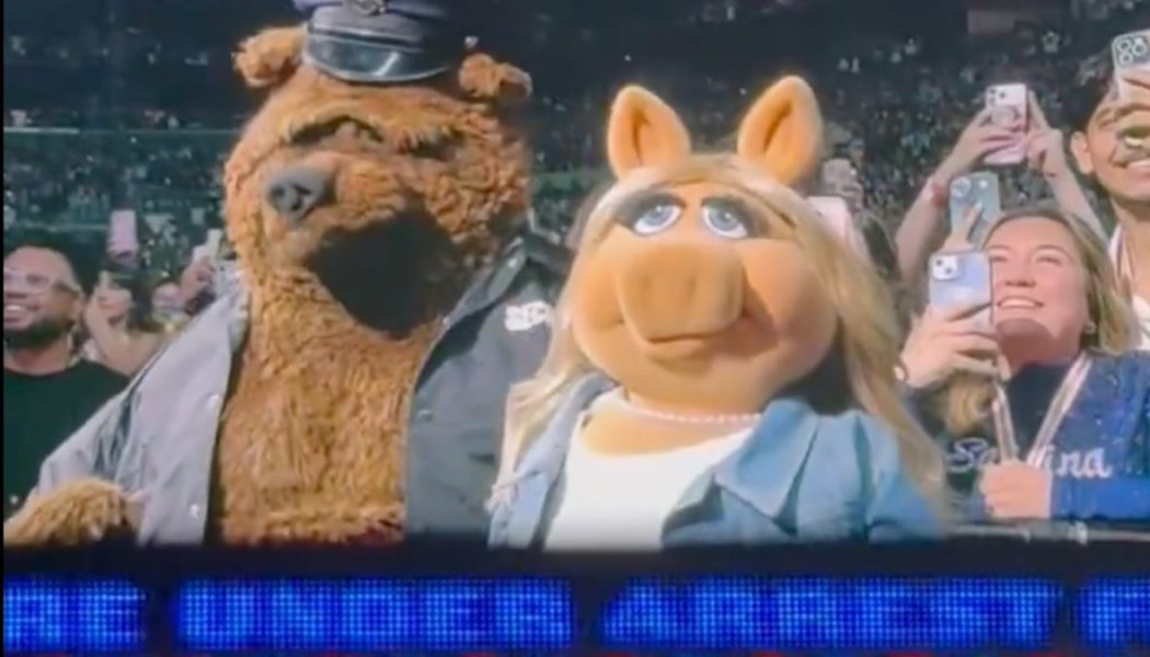 Sabrina Carpenter Arrests Miss Piggy at "Short N' Sweet Tour" Closer