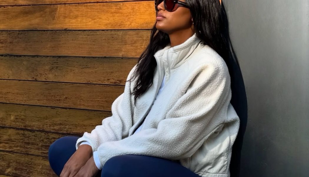 The Non-Black and Non-Boring Legging Trend That Actually Looks Best With White Trainers