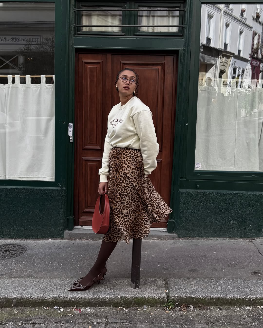 L&amp;eacute;na Farouil in a chocolate brown look