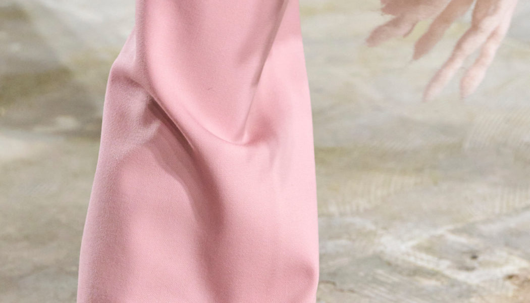 7 Elevated Leather-Trainer Outfits to Wear in 2026