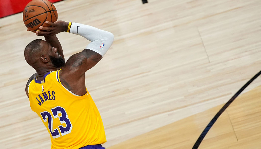 A Selfless Pass Ends One Of The Greatest Records In NBA History