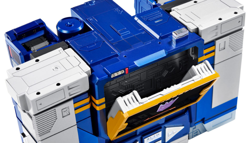 Hasbro & Robosen Robotics Unveil Auto Converting 'Transformers' Soundwave Robot
