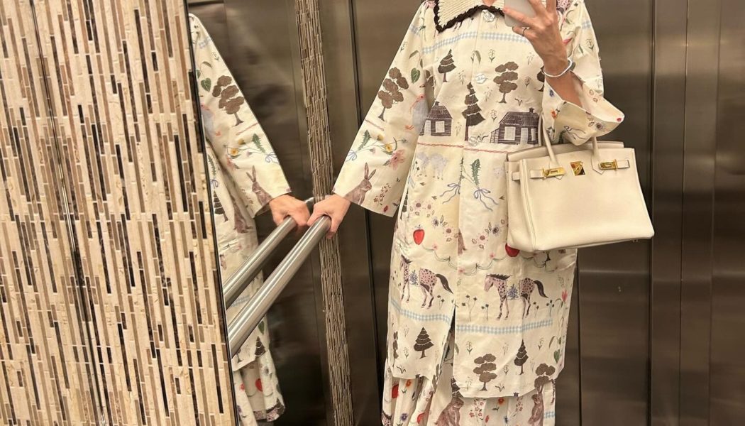 Kelly Rutherford Is the Queen of Iconic Elevator Selfies—These Are the Beauty Products Tucked Away in Her Birkin