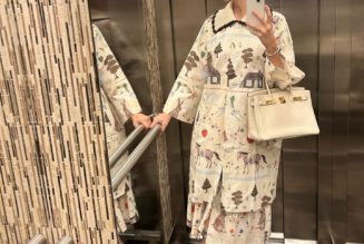 Kelly Rutherford Is the Queen of Iconic Elevator Selfies—These Are the Beauty Products Tucked Away in Her Birkin