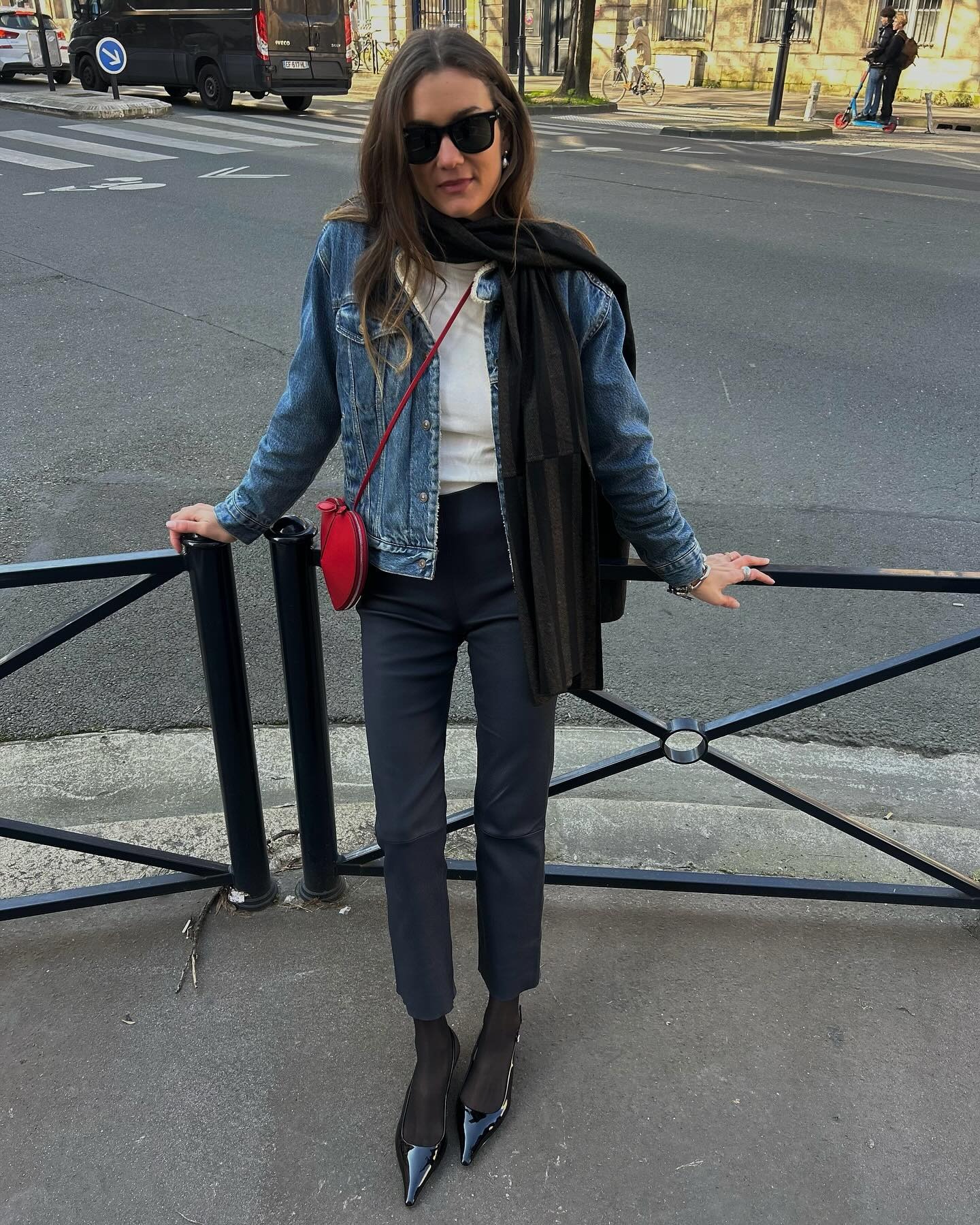 Influencer @vikilefevre wears trousers with black pointed-toe slingbacks and a denim jacket.
