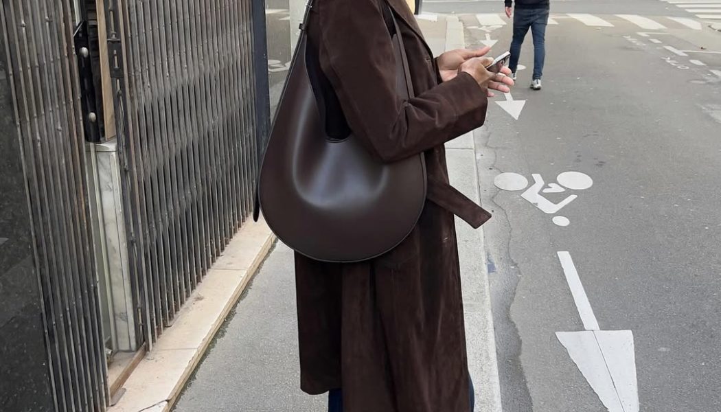 7 Chic Shoe Trends French Women Are Wearing With Jeans in 2026