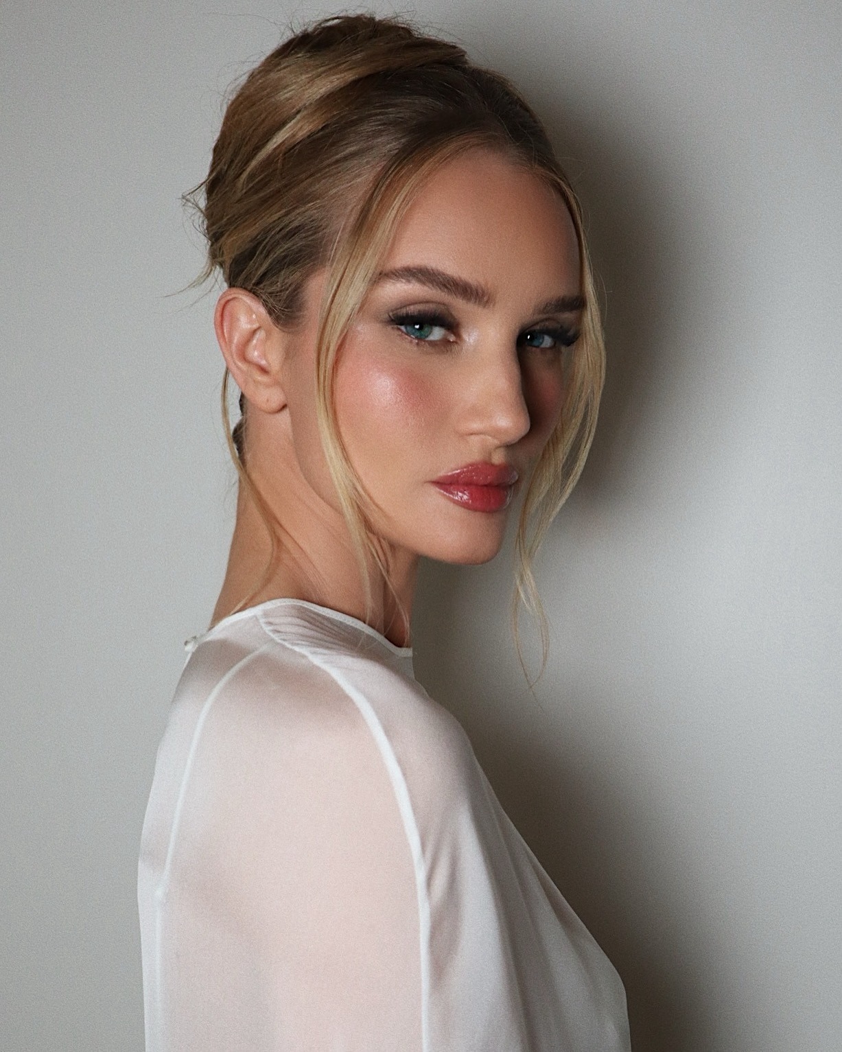 Rosie Huntington-Whiteley with fluffy lashes, pink blush, and pink lips.