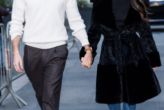 In NYC, Wearing Stovepipe Jeans in This Color With This Classic Shoe Trend Is Very 2026