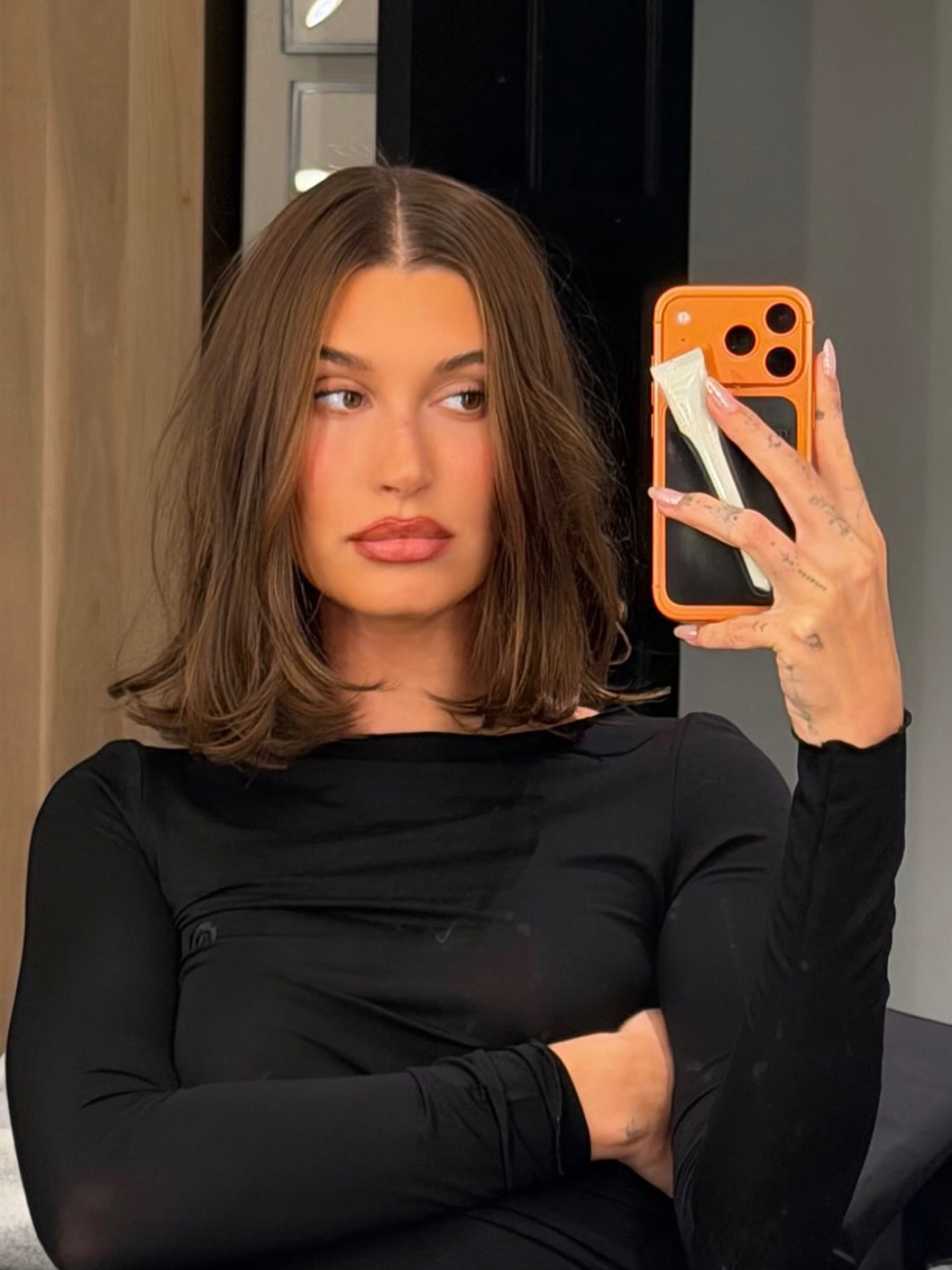 A '90s bob on Hailey Bieber