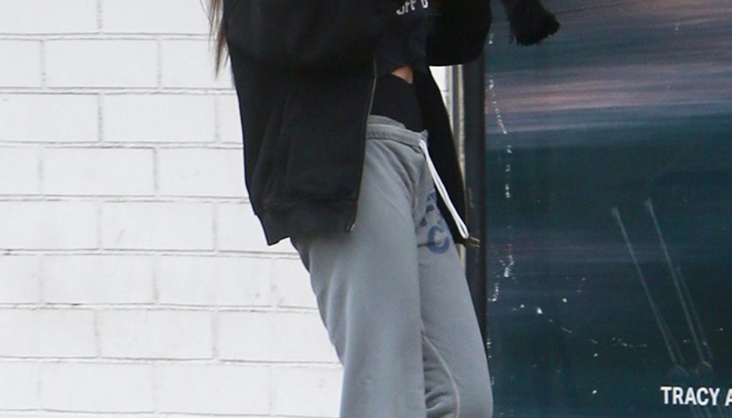 The New Cool-Girl Way to Wear Leggings and Sneakers Is Here, and You Need to See It to Believe It