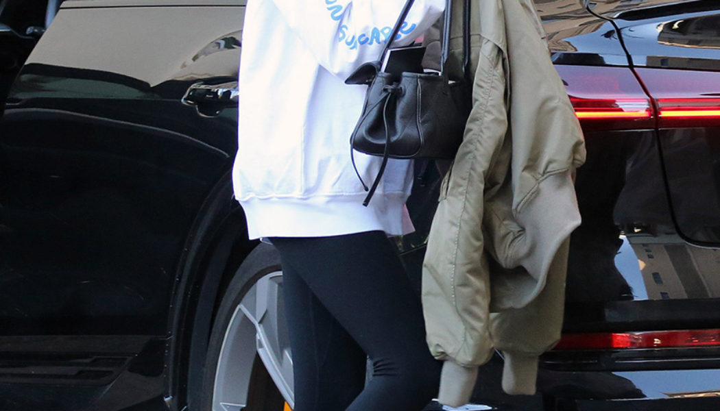 Wear These Elegant It Sneakers With Leggings to Look Like a Cool Fashion Girl