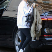 Wear These Elegant It Sneakers With Leggings to Look Like a Cool Fashion Girl