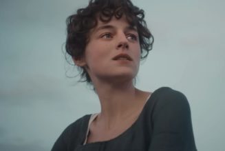 A First Look at Emma Corrin as Elizabeth Bennet for Netflix’s Upcoming ‘Pride & Prejudice’ Miniseries