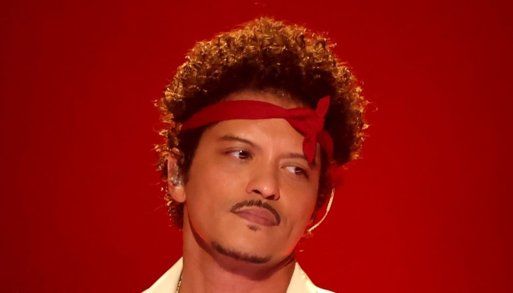 Bruno Mars Wants to Make Love, But The Romantic Just Starfishes: Review