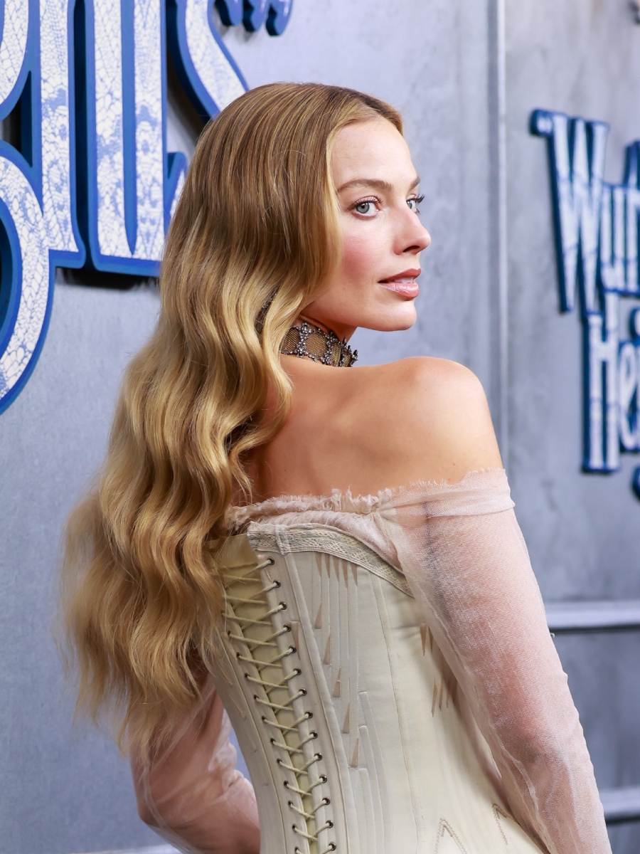 Margot Robbie attends the "Wuthering Heights" Australian Premiere with windswept strands