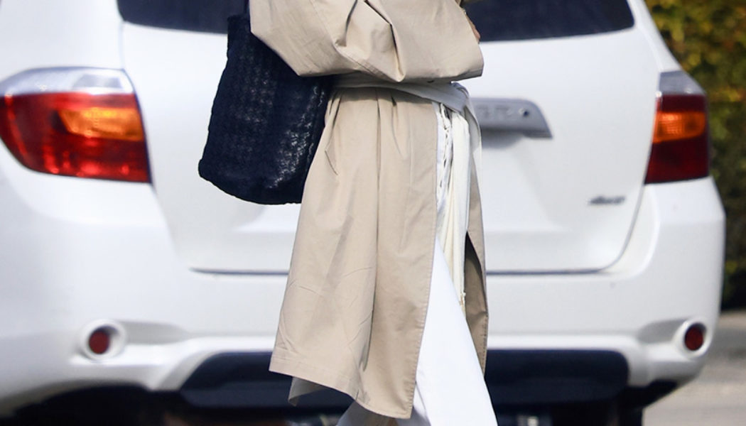 FYI: White Jeans Look Chicest With Shoes in This Non-Trendy Color