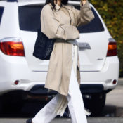 FYI: White Jeans Look Chicest With Shoes in This Non-Trendy Color