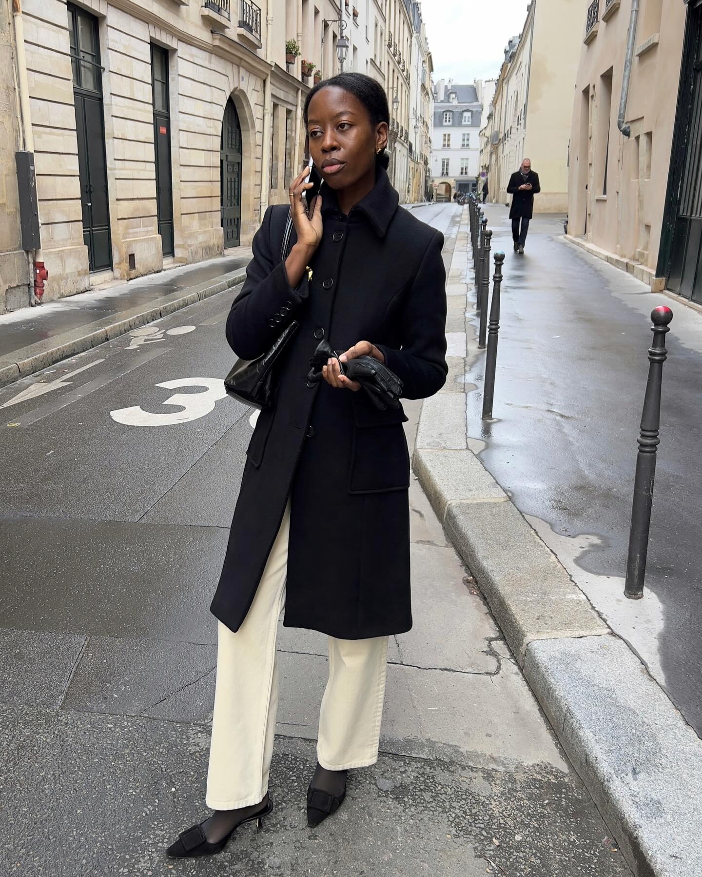 Influencer wearing white jeans with black shoes.