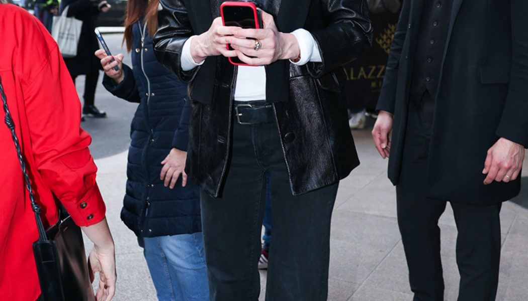 The It Girl Who Plays CBK on TV Just Arrived in Milan Wearing *the* Black Jeans Outfit of 2026
