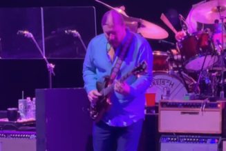 Derek Trucks Plays Jerry Garcia's "Tiger" Guitar in Concert Following $11.5 Million Auction Purchase