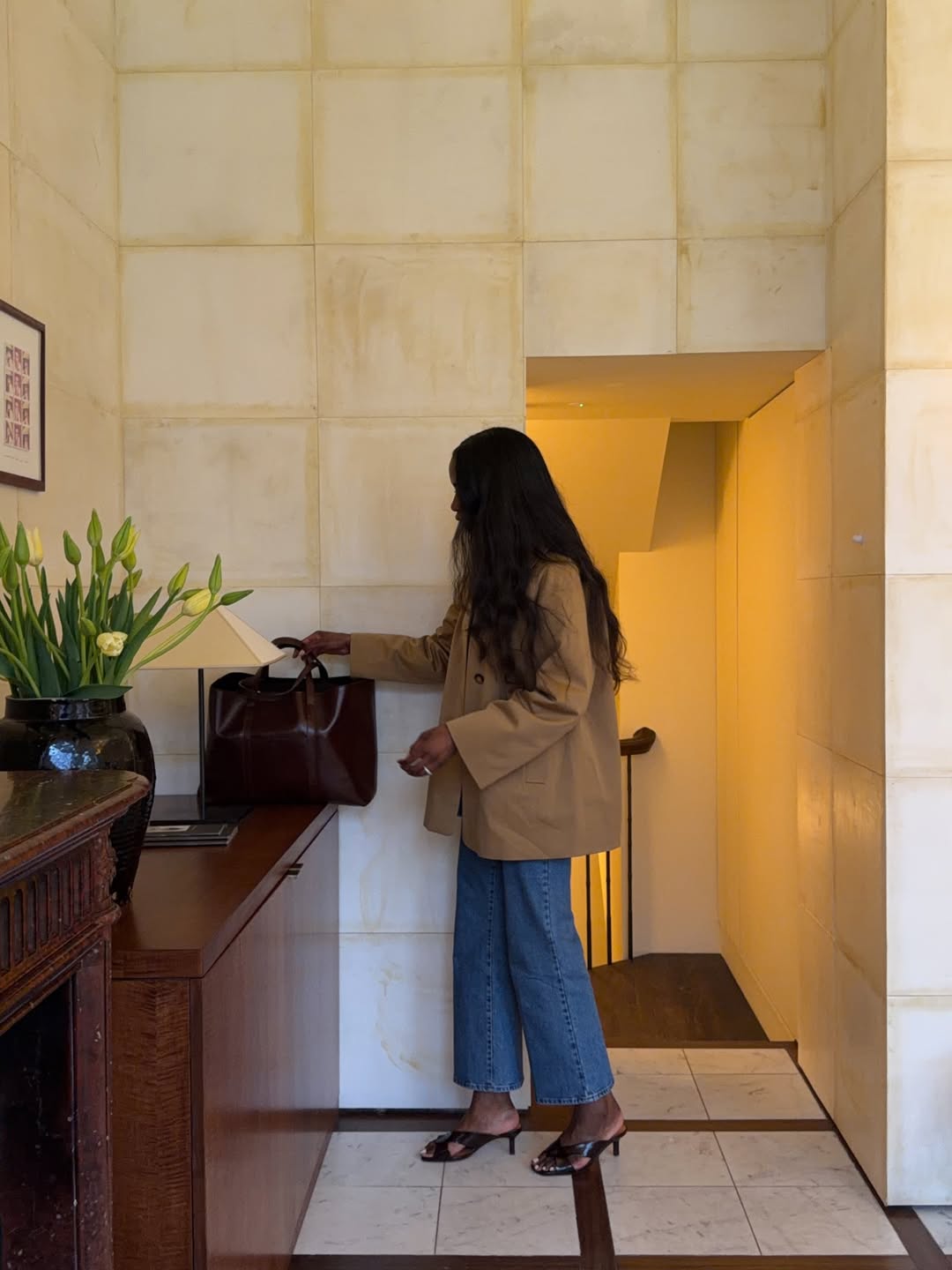 Liv in short trench, jeans and mules