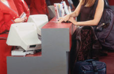 Jennifer Aniston Always Wears These Summer Shoes That I’d  Never Think of Flying In to the Airport