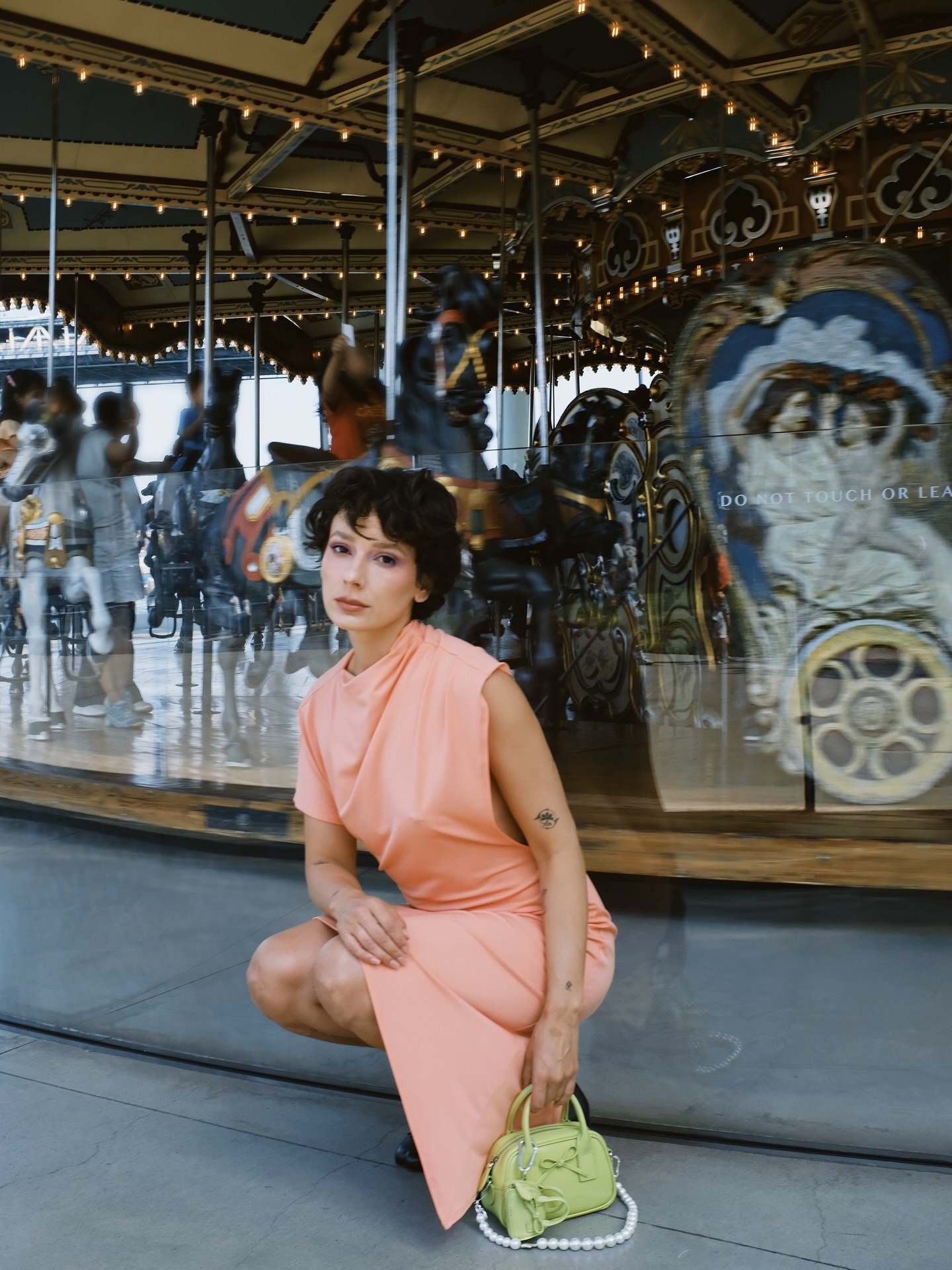 @alyssainthecity wearing the spring 2026 green bag trend.