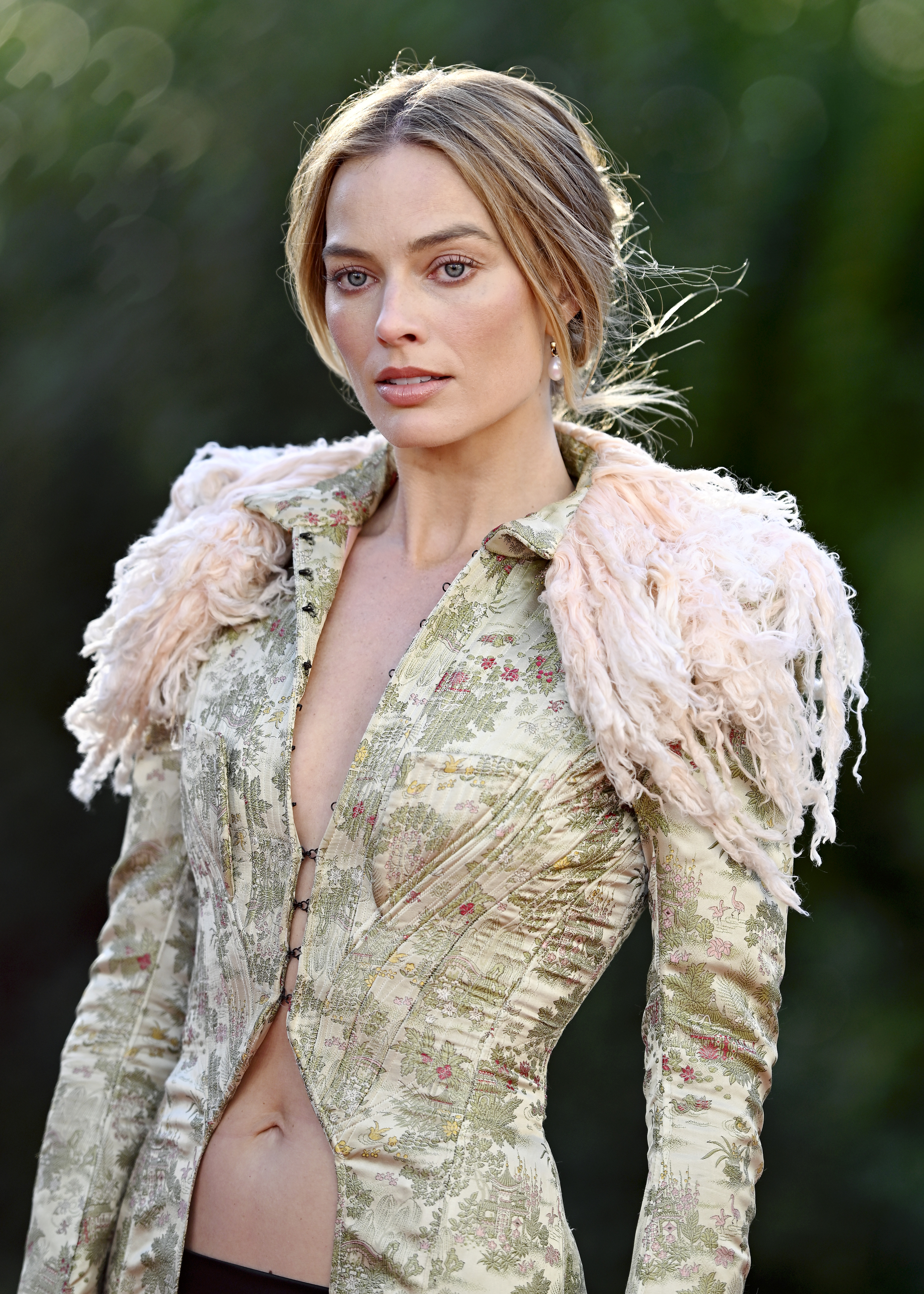 Margot Robbie attends the "Wuthering Heights" Photocall at Spencer House with a windswept updo