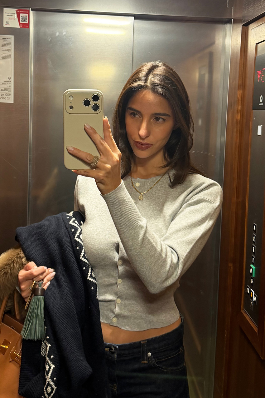 Bettina Looney taking a mirror selfie.