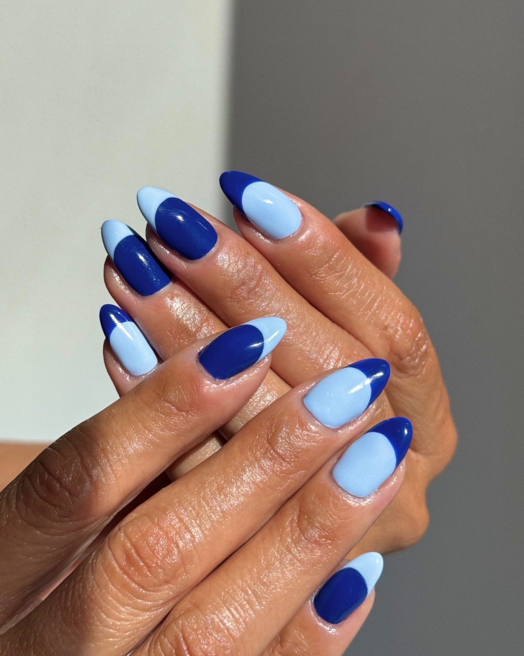 A blue cr&amp;egrave;me manicure by Queenie Nguyen