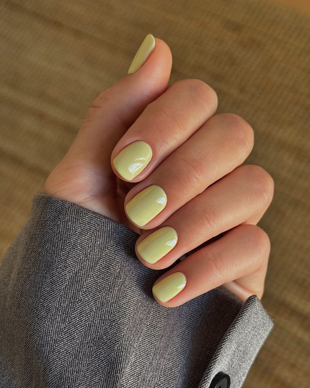 A spring green manicure by Mateja Novakovic