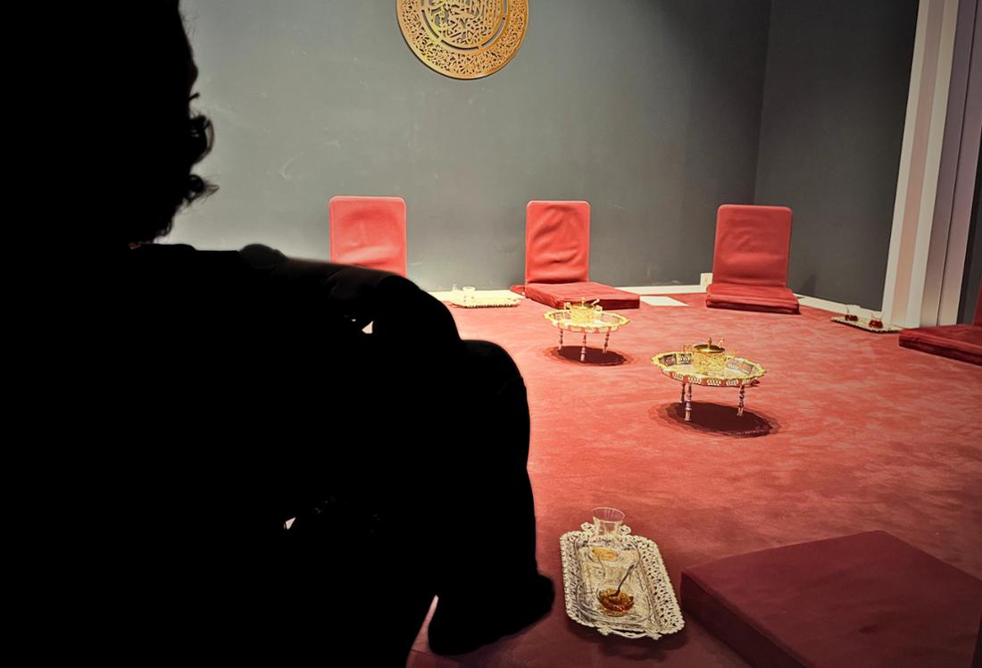 Eine Rückansicht einer Person vor einem roten Teppich