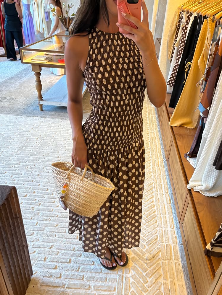 An image of @bellarychter wearing a chic summer heatwave outfit.