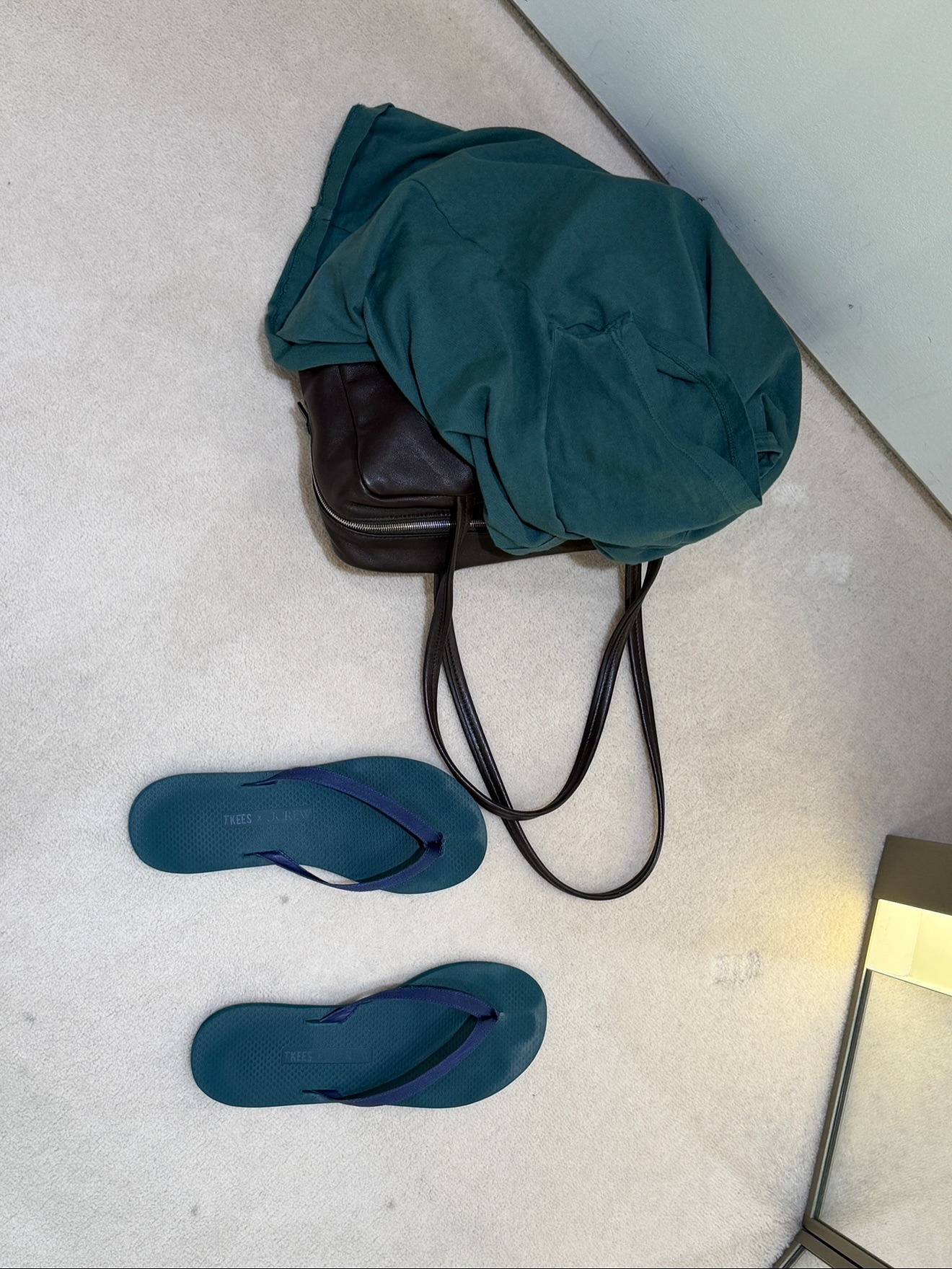 Woman wearing summer shoe color trend 2026.
