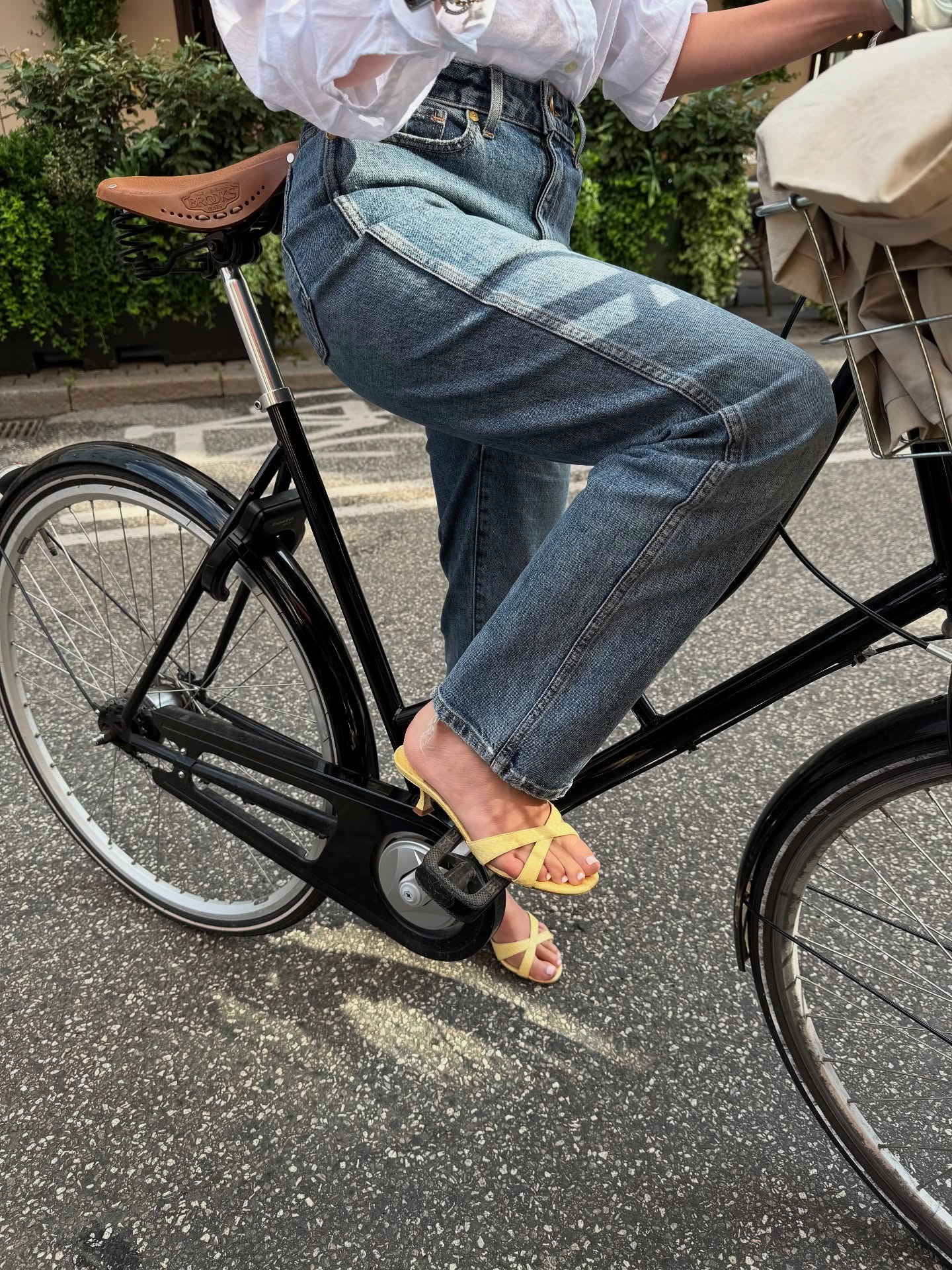 Woman wearing summer shoe color trend 2026.