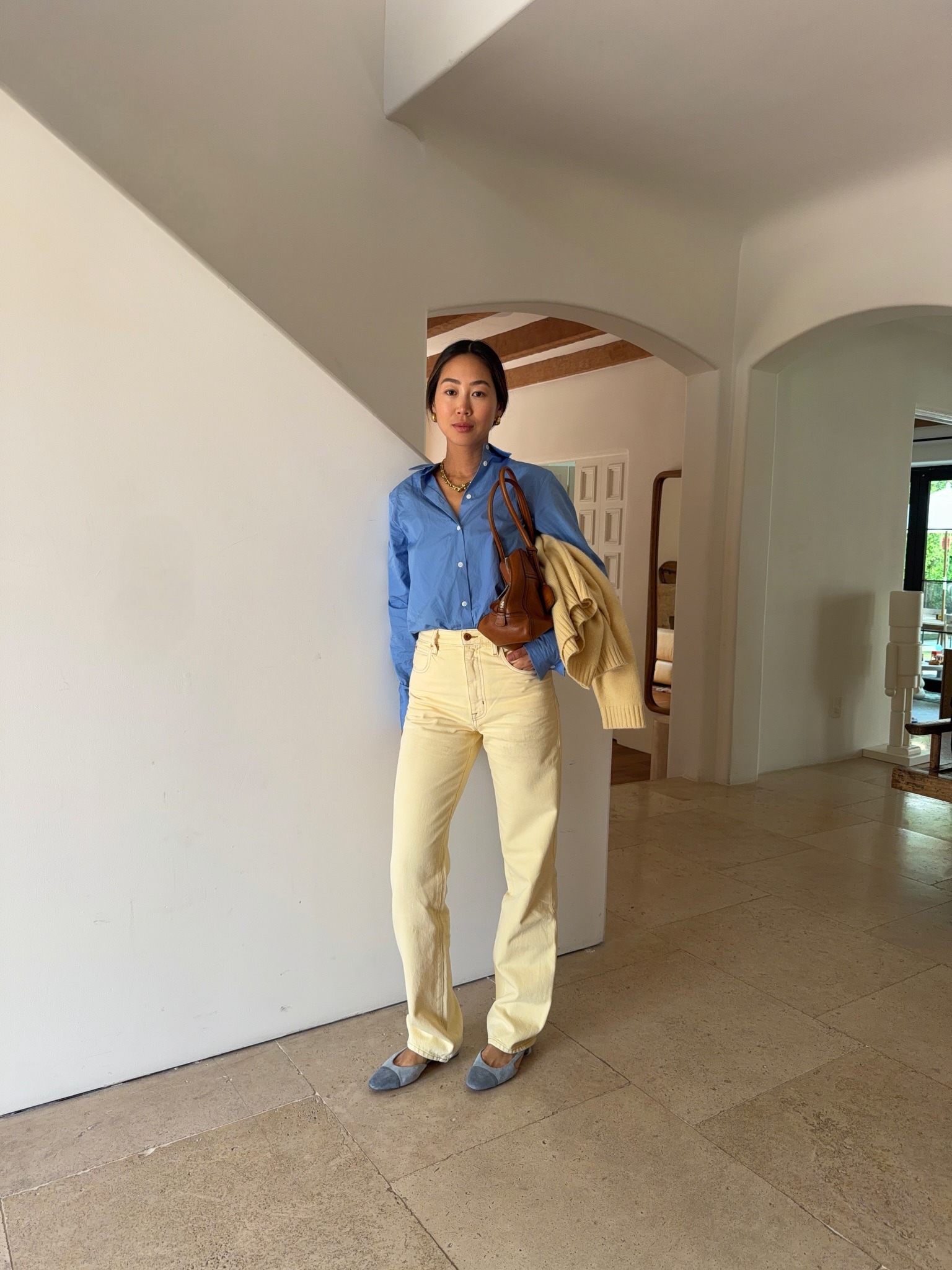 Woman wearing summer shoe color trend 2026.