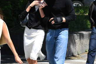 Not Ballet Flats: Bruna Wore a Knee-Length Skirt With This Anti-Trend Shoe For a Date