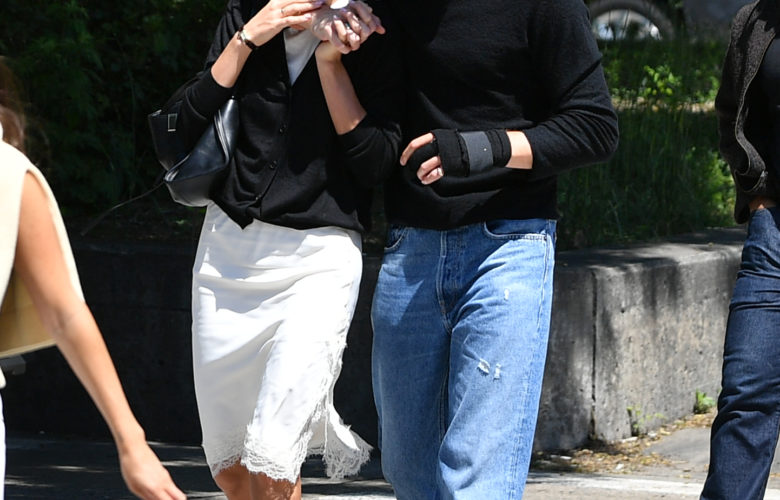 Not Ballet Flats: Bruna Wore a Knee-Length Skirt With This Anti-Trend Shoe For a Date