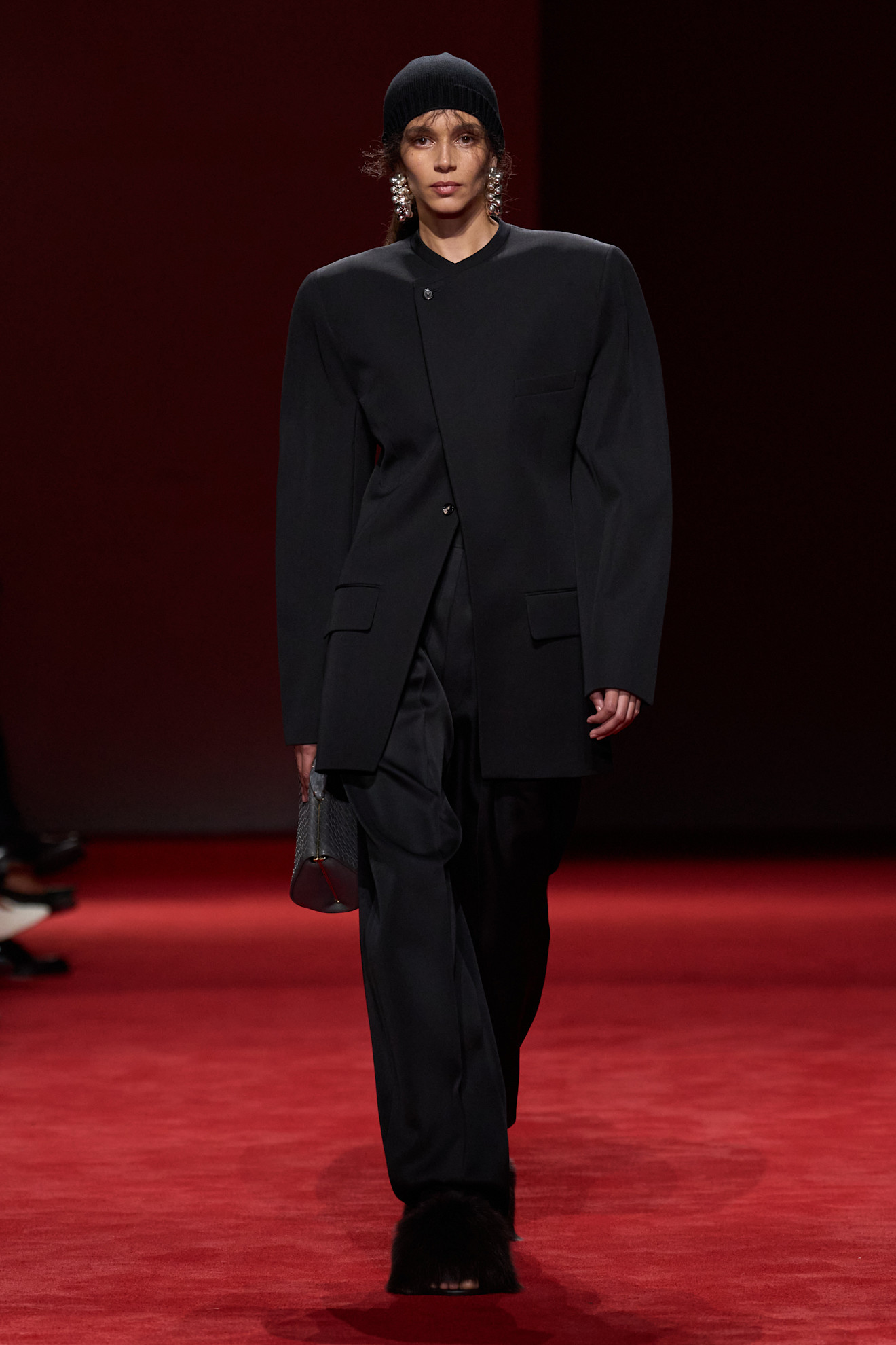 Bottega Veneta fall/winter 2026 runway look featuring the everyday clutch handbag trend.